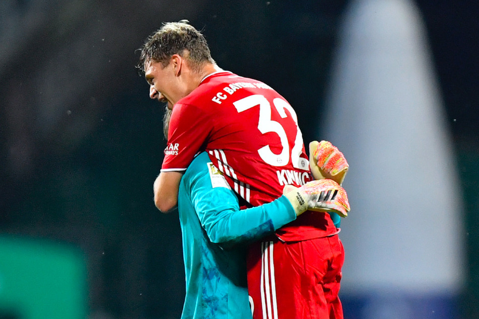 Bayerns Torhüter Manuel Neuer (l) und Joshua Kimmich (r) feiern den Sieg.