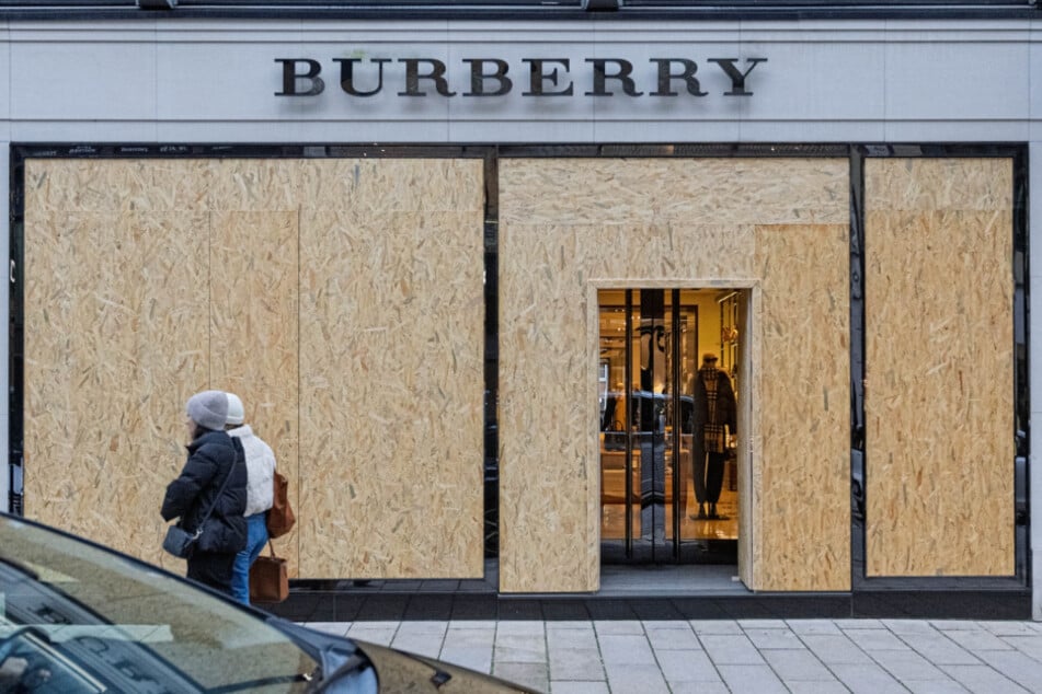 Boutiquen und Luxusgeschäfte wie Burberry wappneten sich mit Holzplatten gegen mögliche Krawalle.