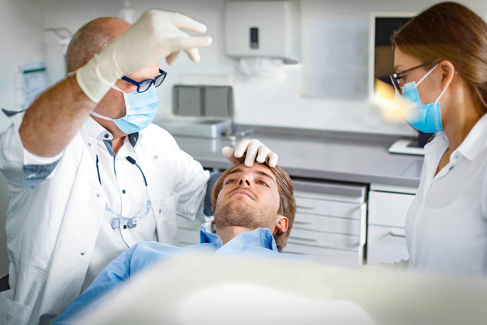 93 Prozent der Zahnärzte in Sachsen arbeiteten als Inhaber (2469) beziehungsweise Assistent (1037) in einer Praxis.