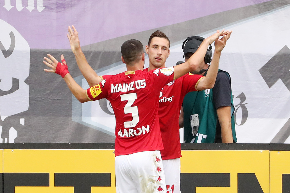 Mainz-Mittelfeldmann Dominik Kohr (r.) freut sich nach seinem Tor zum 1:0 für die Gäste mit Aaron Martin.
