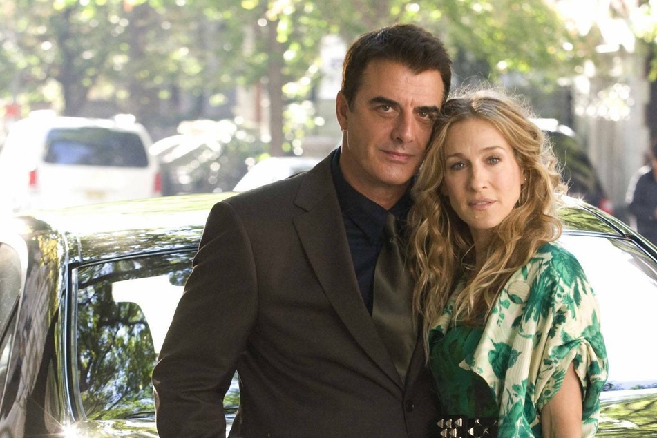 In an interview with the Guardian, Chris Noth defended Sarah Jessica Parker, who was publicly slammed by former costar, Kim Cattrall.