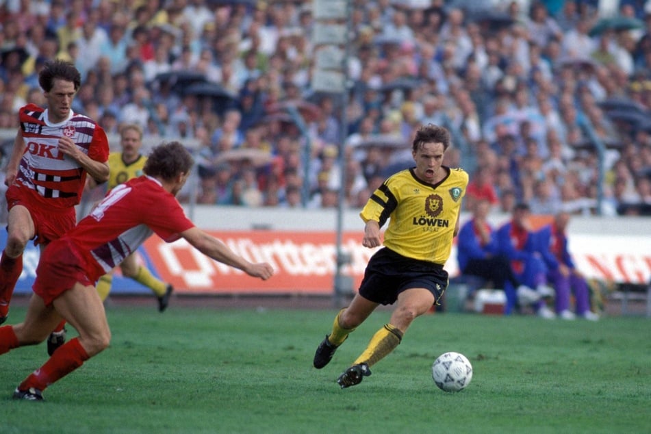 Heiko Scholz (r.) lief 1991 in der Bundesliga mit diesem Trikot auf. Er erzielte den ersten Bundesliga-Treffer der SGD.