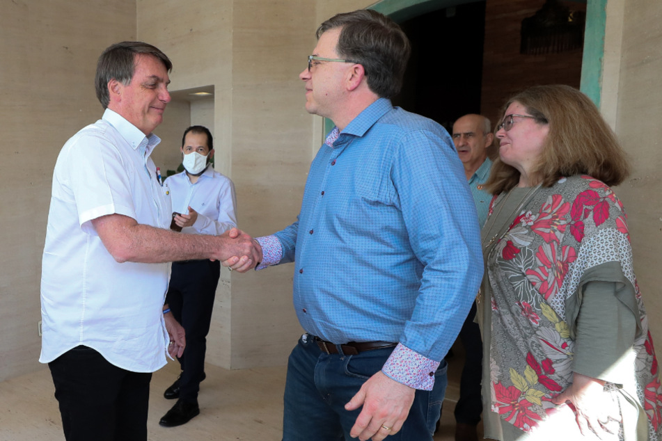 Jair Bolsonaro (l) gibt Todd Chapman, dem US-Botschafter in Brasilien, die Hand.