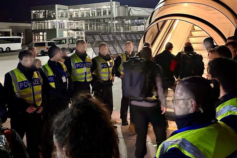 Leipzig: Abschiebeflug von Leipzig nach Afghanistan: 20 Straftäter an Bord