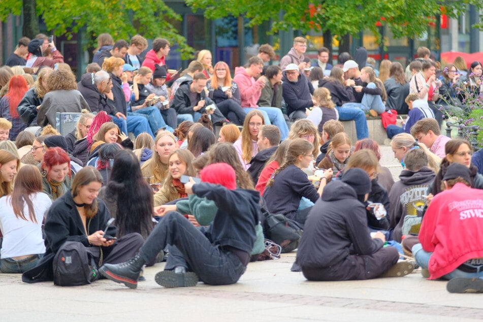 Hunderte Jugendliche bevölkerten am Samstagnachmittag Leipzigs Augustusplatz und aßen gemeinsam Pudding mit Gabel.