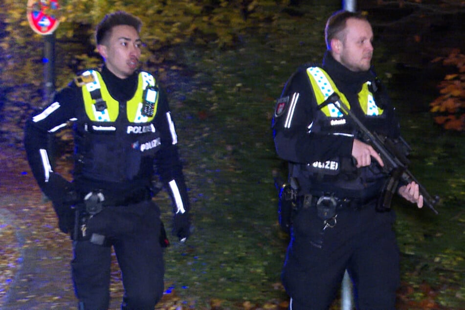 Die Polizei rückte mit schwer bewaffneten Einsatzkräften an, konnte den maskierten Täter aber nicht stellen.