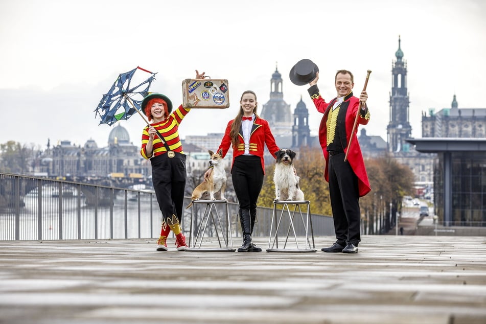 Clowness Antoschka (66), "Supertalent Alexa Lauenburger (13) mit ihren Hunden und Stallmeister Timo Marc (42, v.l.) fiebern dem Weihnachts-Circus entgegen.