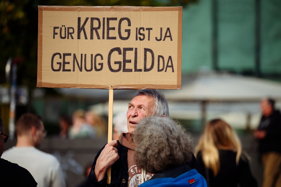 Unter dem Motto "Nein zum Kriegs­manöver Red Storm Charlie! Ja zu sozialem Fortschritt!" demonstrierten Teilnehmende am Samstag in Hamburg.