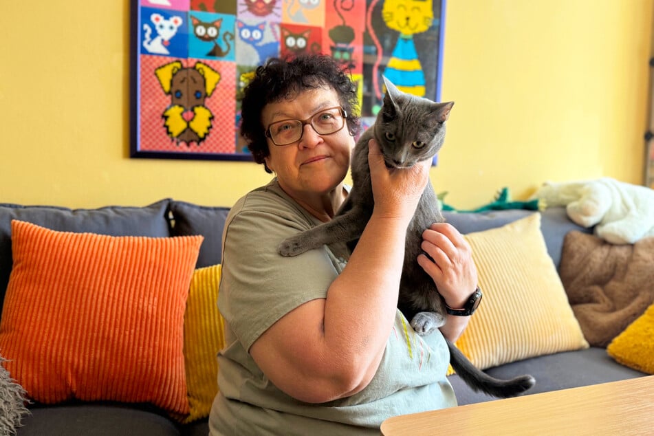 Für Gisela (68) ist es ein Kraftakt, sich und ihre beiden Katzen über die Runden zu bringen.
