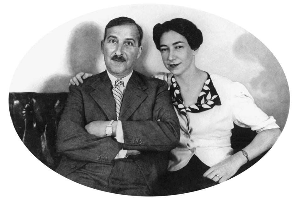 Der österreichische Schriftsteller Stefan Zweig und seine zweite Frau Lotte auf einem Foto um 1940.