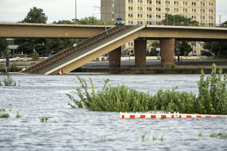 Mit der Carolabrücke fehlt der Stadt eine der wichtigsten Verkehrsadern.