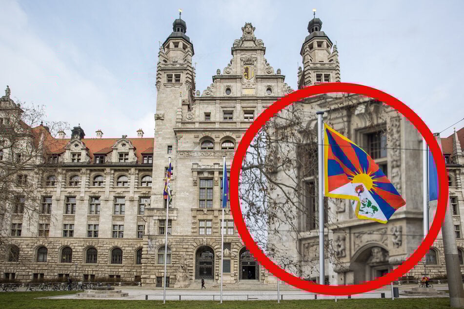 Ganz links vor dem Neuen Rathaus wehte sie am Mittwoch im Wind - die Flagge Tibets.
