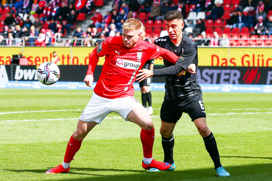 Lars Lokotsch (26, l.) soll seine Zweikampfwucht auch beim SC Fortuna Köln einbringen.