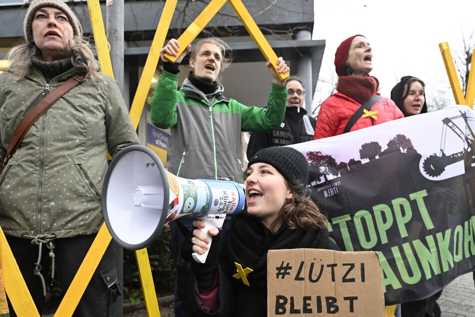 In Düsseldorf demonstrierten etwa 50 Menschen vor dem NRW-Wirtschaftsministerium.