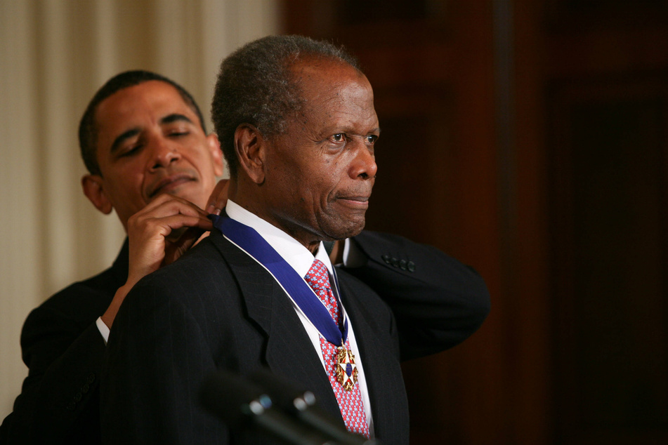 Poitier being awarded the Medal of Freedom by President Barack Obama in 2009.