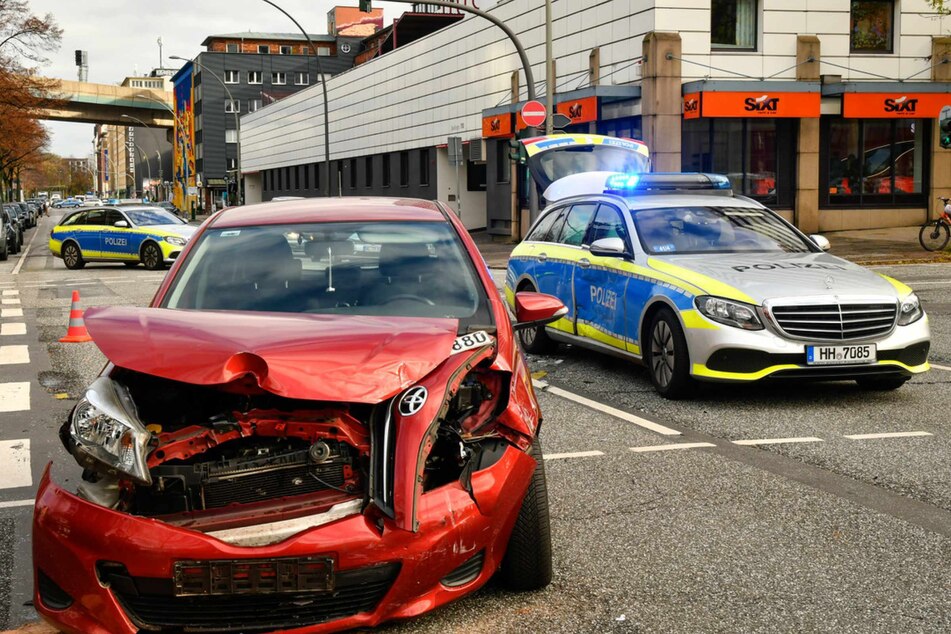 Autofahrerin übersieht Streifenwagen mit Blaulicht: Polizist verletzt sich bei Crash