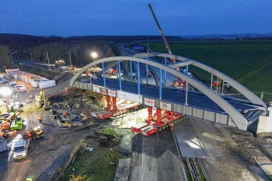 750-Tonnen-Brücke in Unterfranken über Autobahn geschoben