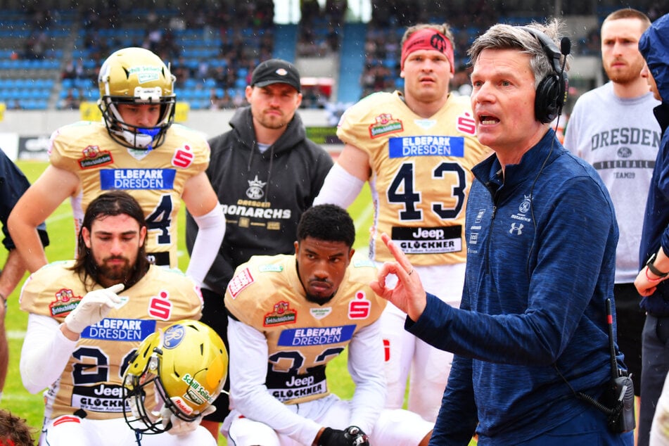 Monarchs-Coach Ulrich Däuber (51, v.-r.) weiß, mit welcher Taktik die Lions Braunschweig gezähmt werden können. Nun müssen seine Jungs die nur erfolgreich umsetzen...