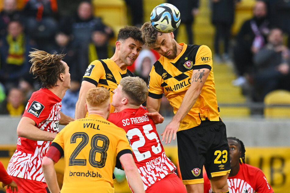 Jakob Lewald (24, l.) und Lars Bünning (25, beide in der Luft) spielten hier mehr gegeneinander als miteinander.