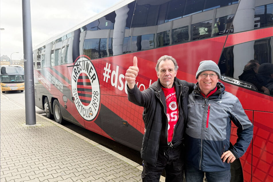 Ramòn Koch und Michael Specht (v.l.) sind mit dem Mannschaftsbus in Mannheim eingetroffen. Gleich fährt das Duo das Team zum ersten Training in die SAP-Arena.