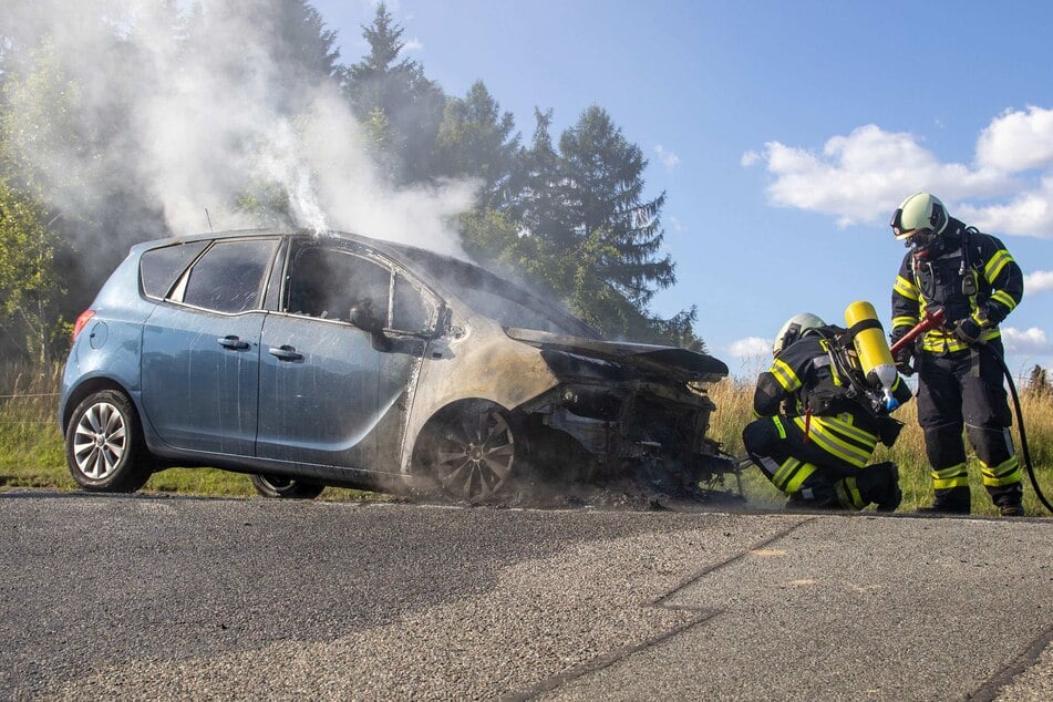 Der Opel ist nach dem Brand bereit für den Schrottplatz.