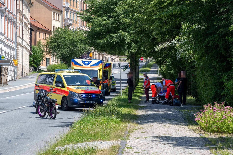Unfallort: Töpferberg am Zittauer Stadtring. Rettungskräfte versorgen die Verletzten.