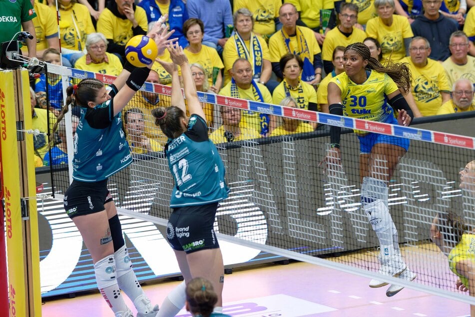 Der Block von Mackenzie Foley (l.) und Mette Pfeffer stand noch nicht immer perfekt, aber schon viel besser.
