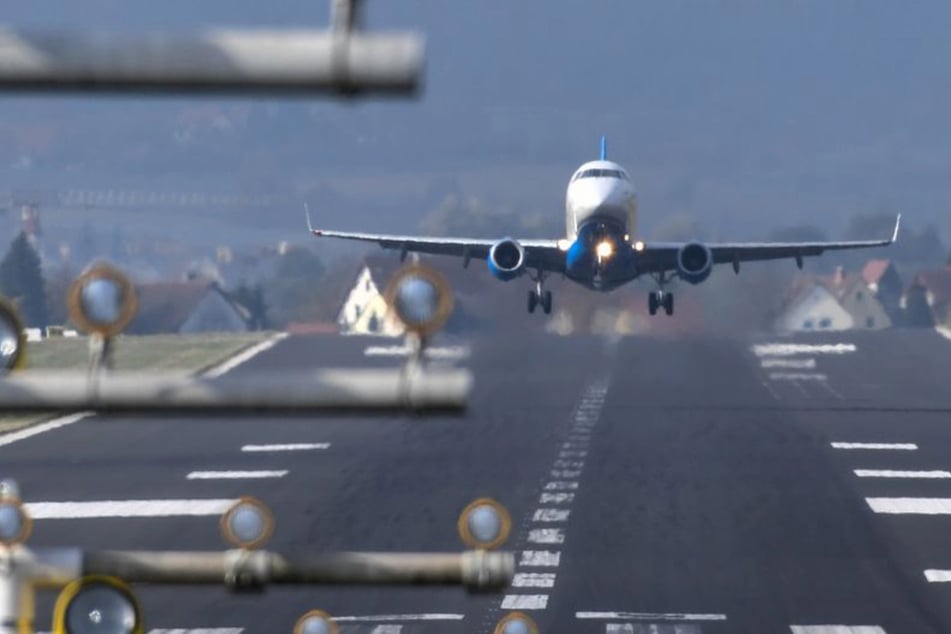 Der Unfall mit einem rollenden Flugzeug passierte am Bodensee-Flughafen Friedrichshafen. (Archivfoto)