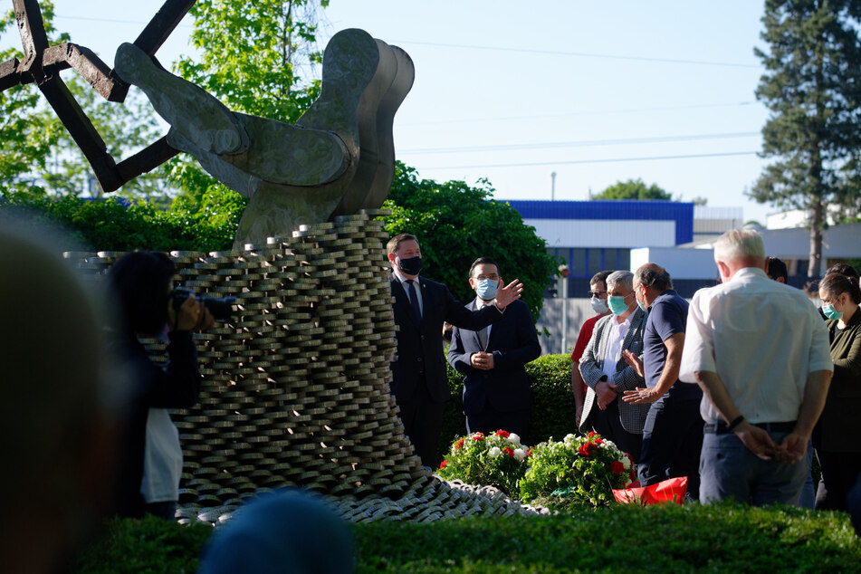 Angehörige und Bürger gedenken an einem Mahnmal der Opfer des rechtsextremen Brandanschlags von Solingen mit fünf toten Mädchen und Frauen vom 29. Mai 1993.