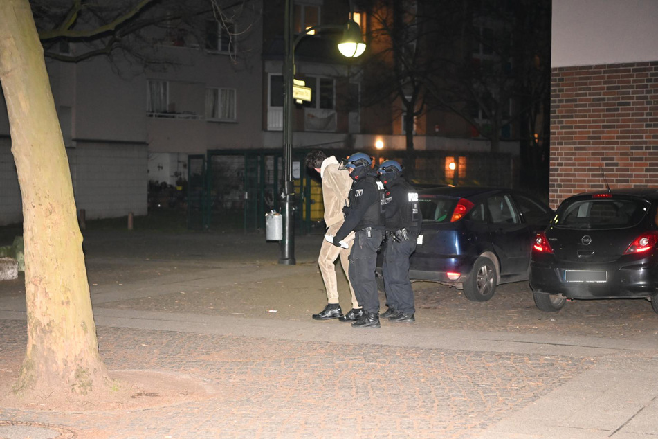 Die Berliner Polizei ist mit mehr als hundert Einsatzkräften gegen Clan-Kriminalität vorgegangen.