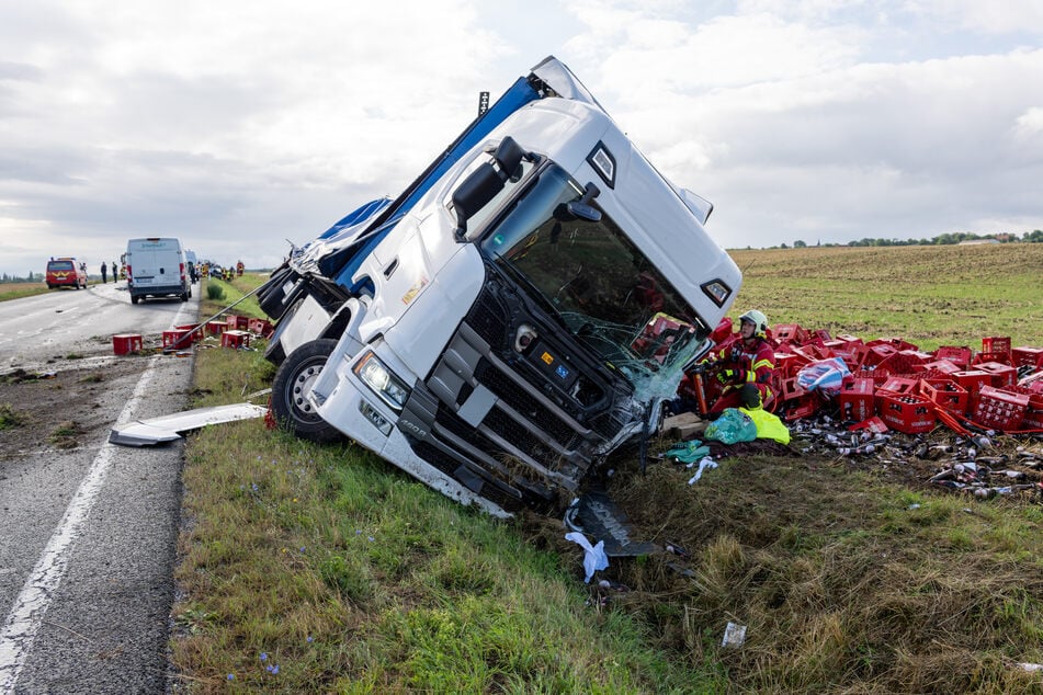 Der Lkw verlor große Teile seiner Ladung.