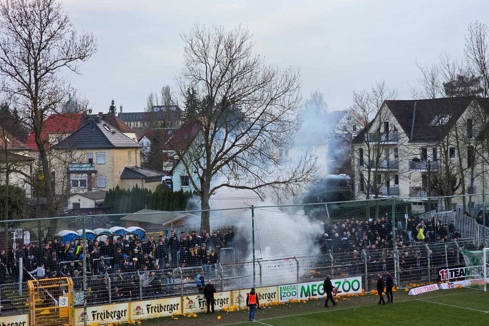 Im Gästeblock wurde nach Abpfiff ein kleines Feuer gezündet.