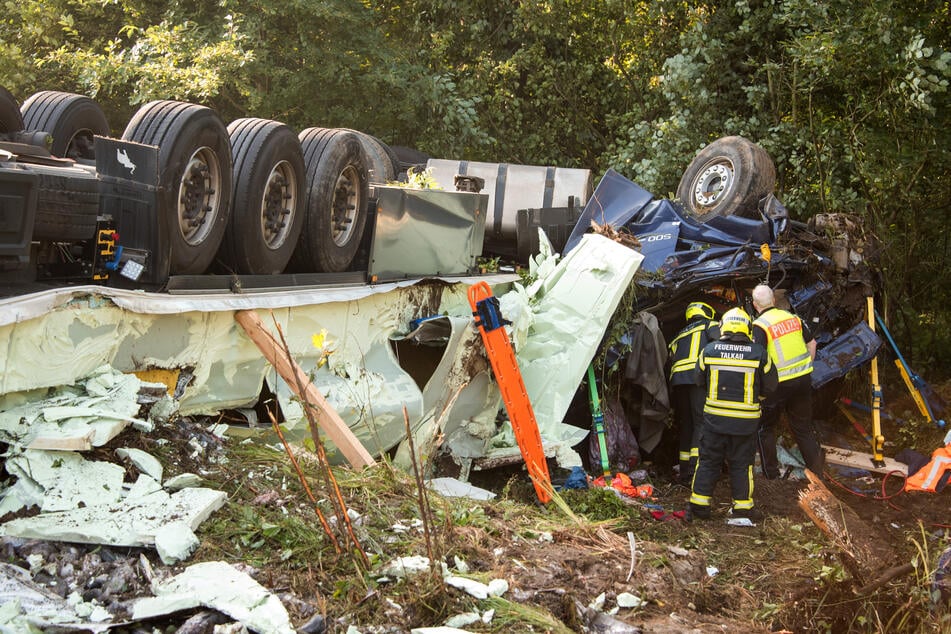 Unfall A24: Lkw überschlägt sich auf A24: Fahrer verstirbt am Unglücksort