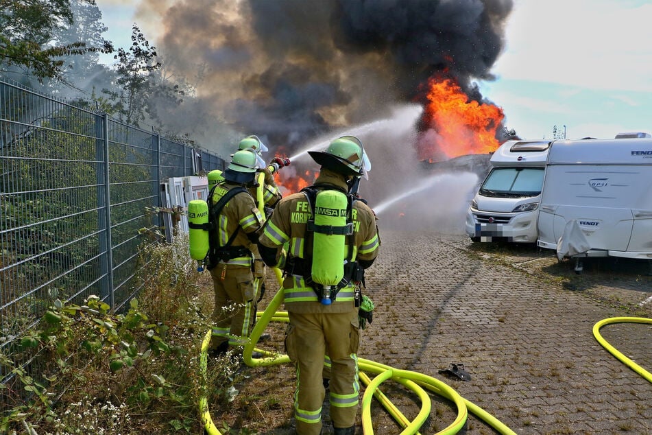 Mit all ihrer Routine stellte sich die Feuerwehr den hohen Flammen entgegen.