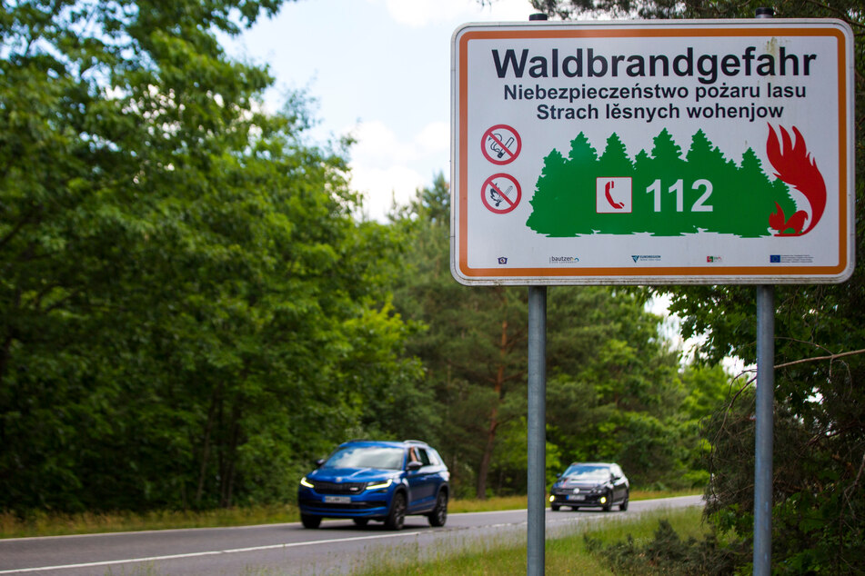 Große Schilder weisen auch in Sachsen auf die Waldbrandgefahr hin. Je heißer es wird, desto kritischer wird die Lage in der Regel. (Archivbild)