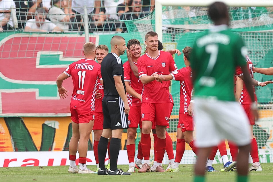 Torjubel nach dem 2:0-Treffer durch FSV-Spieler Philipp Harant (r.)