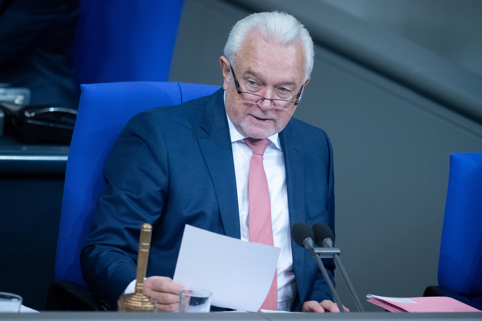 "Nicht Corona hält uns im Lockdown, sondern diese Bundesregierung, weil sie seit Monaten zu unfähig ist, ausreichend Masken, ausreichend Schnelltests und ausreichend Impfstoff zur Verfügung zu stellen", sagte Wolfgang Kubicki (68, FDP) am Dienstag.