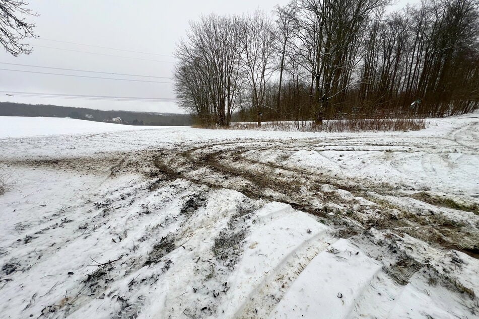 Die Ackerfläche wurde durch das Driften mehrere Zentimeter tief aufgerissen.