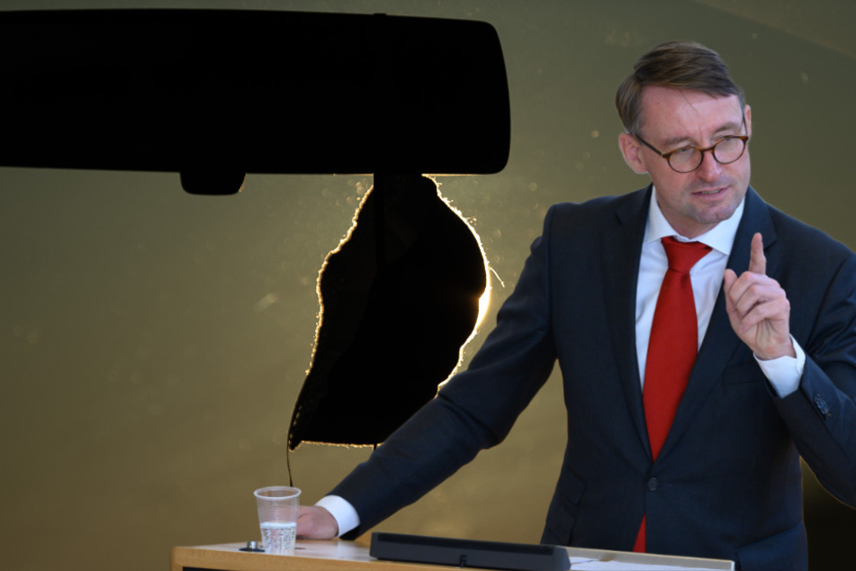 Sachsens Innenminister erklärt Gaga-Regel: Maske im Auto Ja, Sonnenbrille Nein!