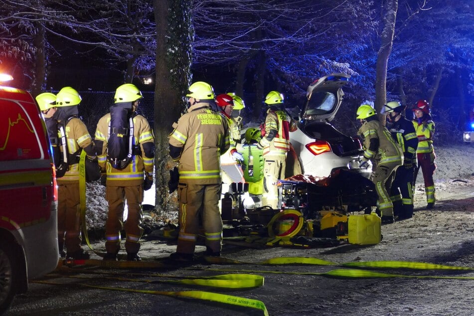 Unfall auf schneeglatter Straße: Vier junge Leute verletzt - Fahrer macht heikles Geständnis