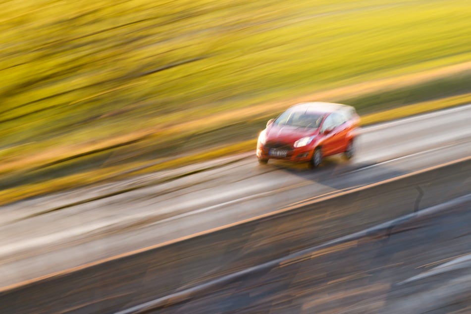 Ein Fahrer verlor die Kontrolle über sein Auto und geriet mit dem Heck in den Gegenverkehr. (Symbolbild)