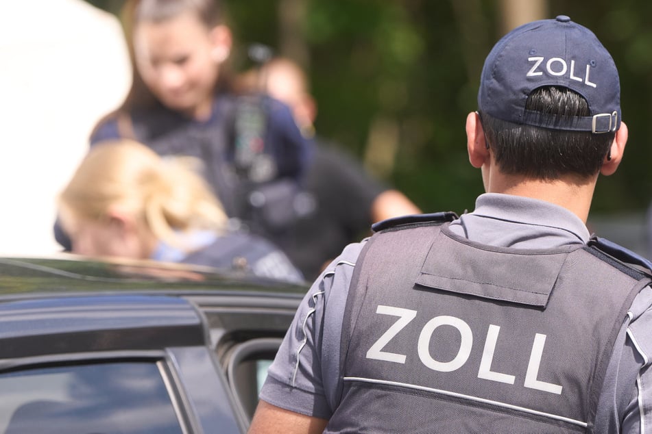 Drogen, Waffen, Glücksspiel: Polizei kontrolliert Szene-Bereiche in Magdeburg