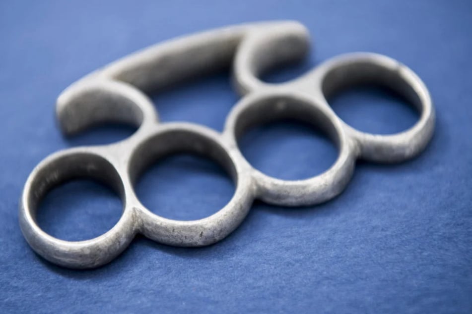 Polizisten fanden bei einem Jugendlichen einen Schlagring, mit dem die 16-Jährige geschlagen worden sein soll. (Symbolfoto)