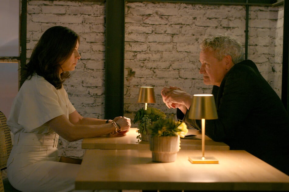 Gabriella spricht mit ihrem Schwiegervater Leopold, den sie gerade erst kennengelernt hat.
