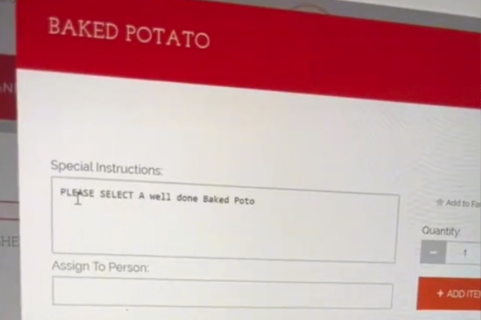 Die Professorin bestellte sich eine gebackene Kartoffel.