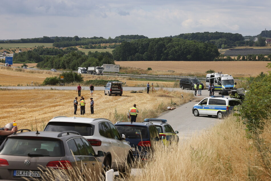 Die Unglücksstelle wurde damals weiträumig abgesperrt. Der verletzte Fahrer des Renault flüchtete, konnte wenig später gefasst werden.