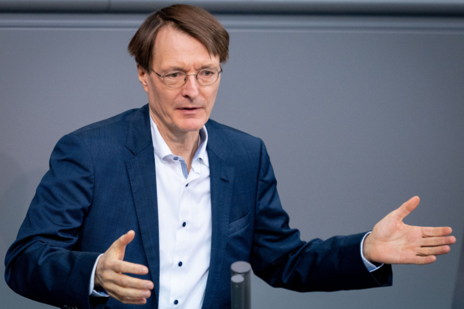 Karl Lauterbach, SPD-Bundestagsabgeordneter, spricht bei der Sitzung des Bundestages zu den Abgeordneten.