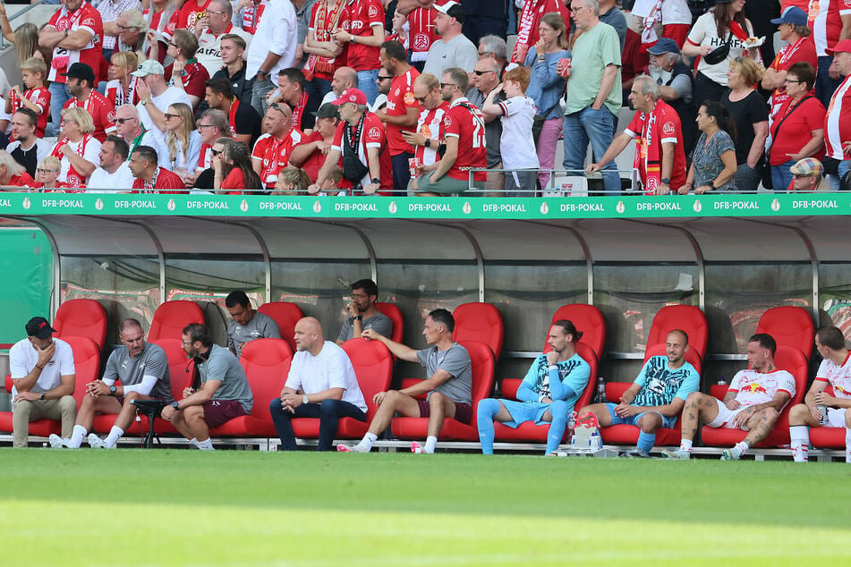 Die Ersatzbank von RB Leipzig. Als Stammkraft von Beginn der Saison an dabei: Maarten Vandevoordt (22, 4.v.r.).