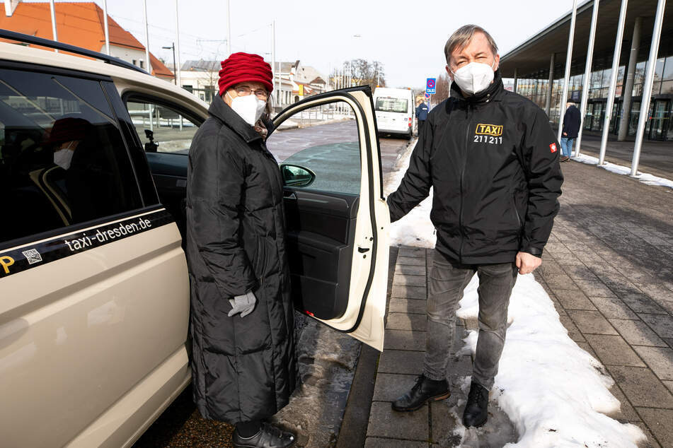 Taxiunternehmer Bernd Kessel (59) fuhr Seniorin Gisela Schreiber (85) zur Corona-Impfung. Zukünftig will Dresden einen Teil der Kosten übernehmen.