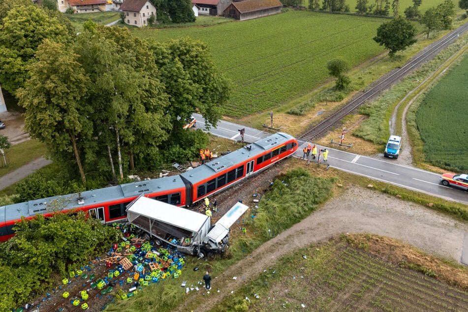 Aus der Luft wird das Ausmaß des Unglücks deutlich: Der Zug ist entgleist und soll am Freitag geborgen werden.